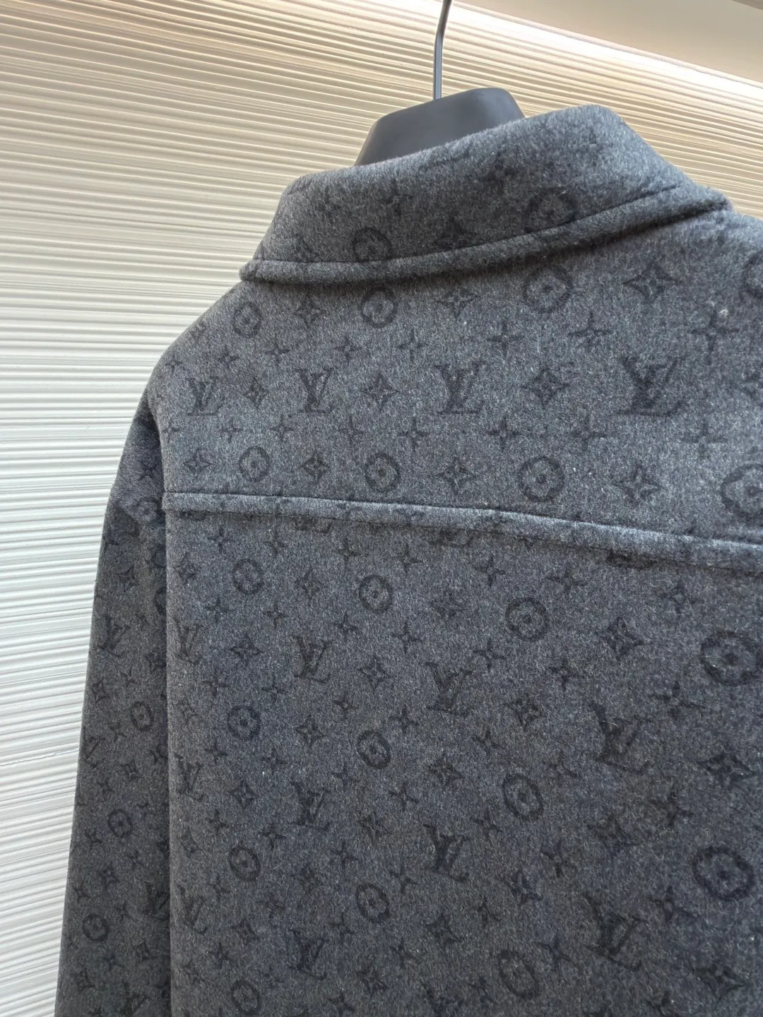 LOUIS VUITTON single-breasted jacket ●Original version: purchased and developed for 25500 ●Item number: 1682365-D50 ●Fabric: wool fabric ●Technology: made on positioning cutting machine ●Color: gray ●Version: fitted version ●Weight: about 1000 grams ●Size: 46-48-50-52 ●Description: This Louis Vuitton double-sided shirt-style single-breasted jacket is made of double-sided weaving technology. It selects high-density blended wool fabrics and is custom-woven and dyed to present classic old pattern dark patterns. It can be worn on both sides. One side has a dark gray presbyopic texture, and the other side has a solid matte texture. The fabric has been pre-shrunk and anti-pilling, making it soft to the touch and durable. The body of the garment adopts positioning cutting technology to accurately match the symmetry of the presbyopia pattern. The error of each piece is controlled within 0.2cm. The splicing joints are processed by manual overlocking technology, and the stitches are fine and smooth to avoid burr problems. The placket uses custom-made mother-of-pearl buttons, which are hand-polished and polished, with a warm texture. The shirt collar is three-dimensionally cut, with a built-in shaping interlining to ensure stiffness. The hem and cuffs are overlocked to enhance durability. The overall shape follows an ergonomic design, taking into account both wearing comfort and the brand's classic aesthetic details. The overall wiring is straight and delicate, the fabric is comfortable and soft, and the color is consistent without color difference. It can be matched with the same style to create a fashionable look and control various occasions. Customized accessories, complete with three standards, same style for men and women!